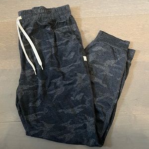 Vuori Performance Jogger in Black Camo